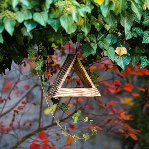 Drewniany karmnik dla ptaków - trójkątny