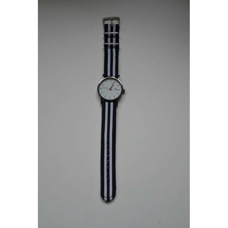 Zegarek na rękę biało-czarne paski pomysł na prezent