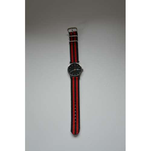 Zegarek na rękę czarno-czerwony pasek pomysł na prezent
